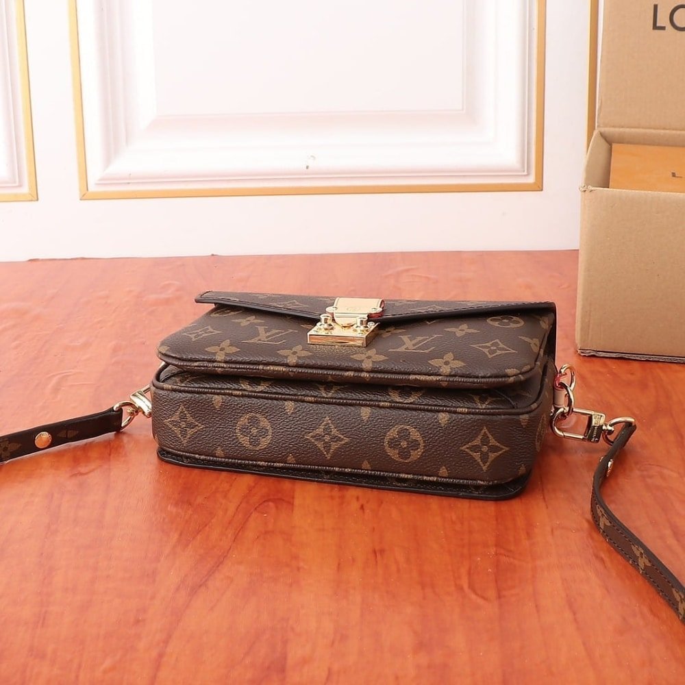 L0vis Vvtt0n Pochette Métis East West Monogram Canvas Brown 21Cm M46279