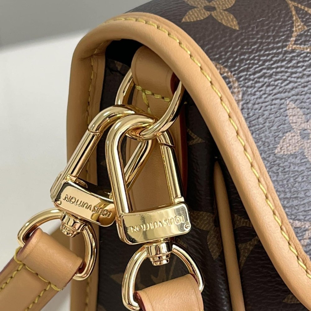 L0vis Vvtt0n Diane Monogram Canvas Black 24Cm M45985