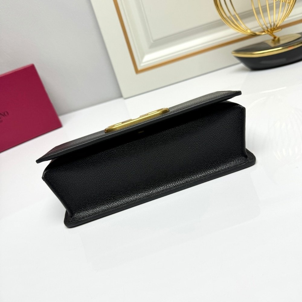 Va1e*ntin0 Garavani Vlogo Signature Grainy Wallet With Chain Black 22Cm