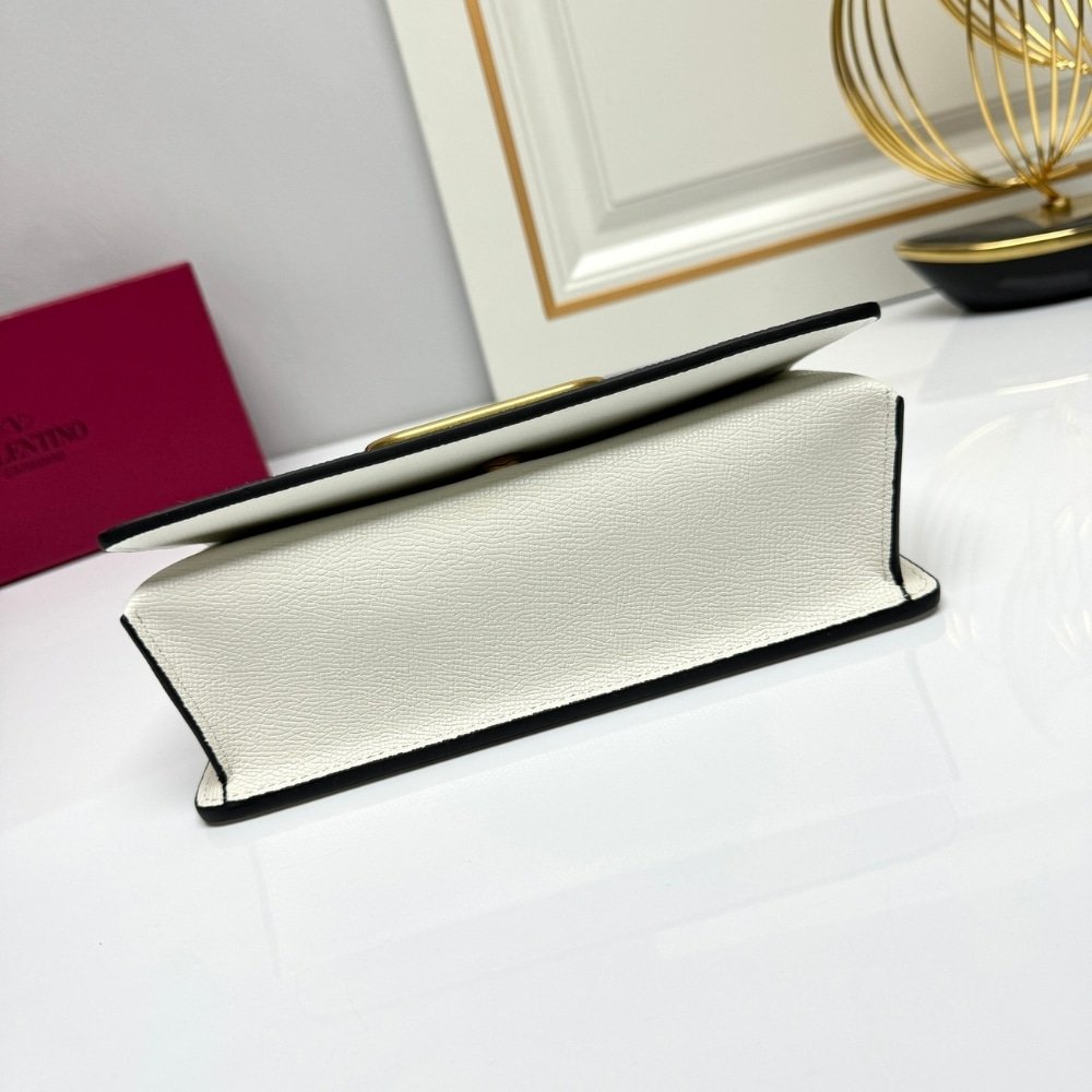 Va1e*ntin0 Garavani Vlogo Signature Grainy Wallet With White Black 22Cm