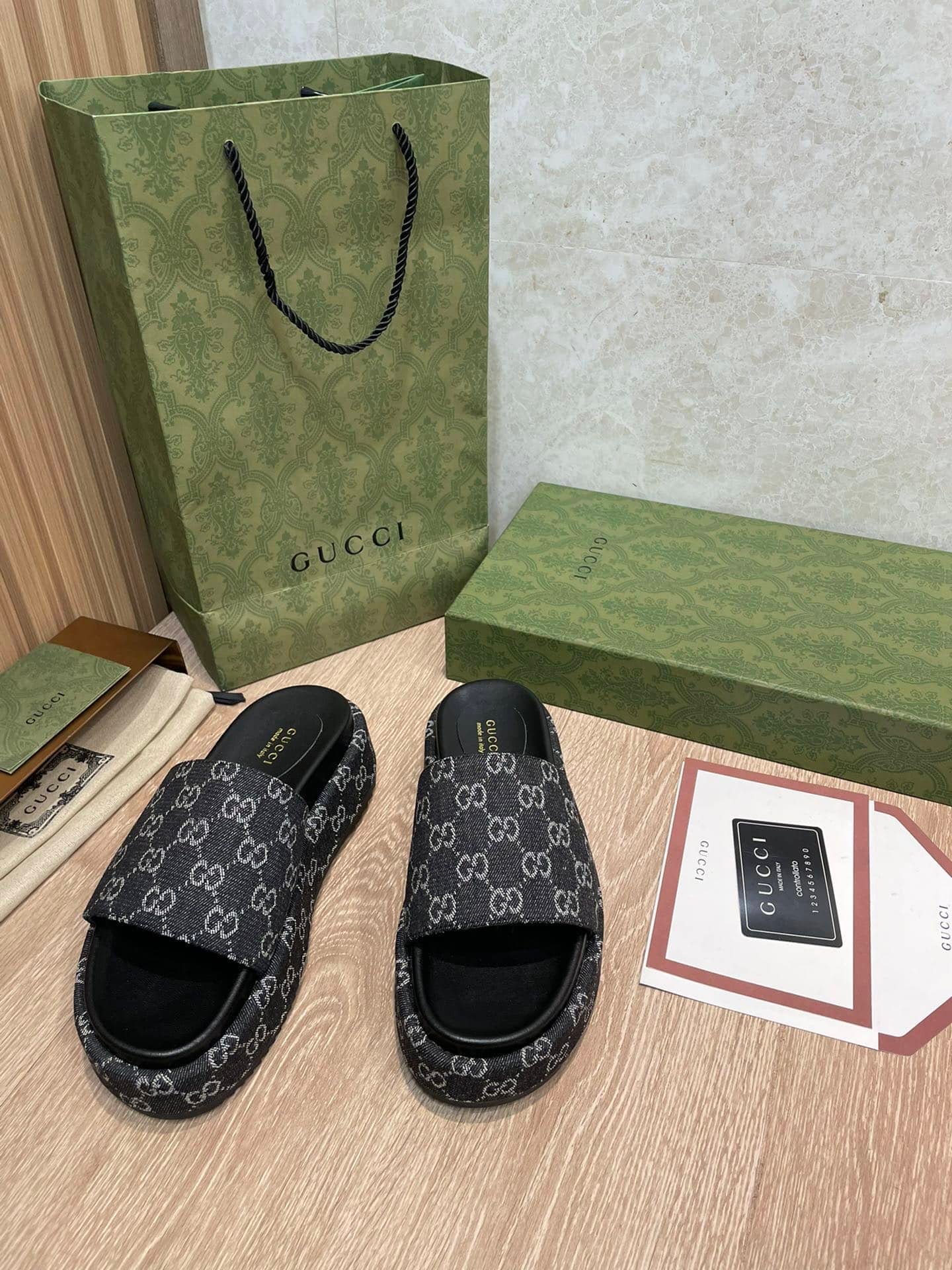 Gvc*1 Women’S Gg Lame Platform Slide Sandal Black 623212 Un300 1289