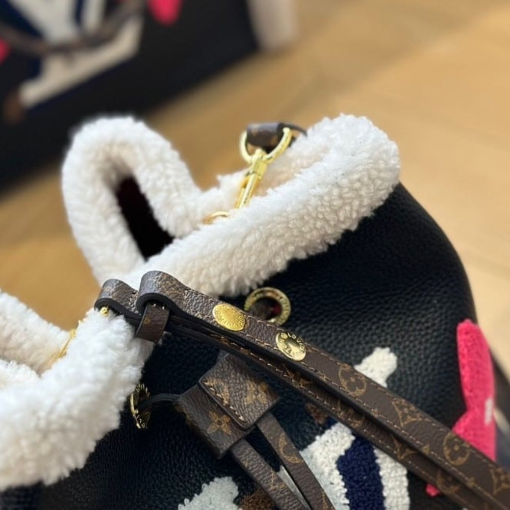 L0vis Vvtt0n Neonoe Mm Bag Monogram Teddy Shearling Black 26Cm M56963