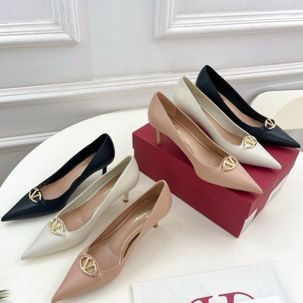Va1e*ntin0 Garavani Vlogo Bold Pumps Beige
