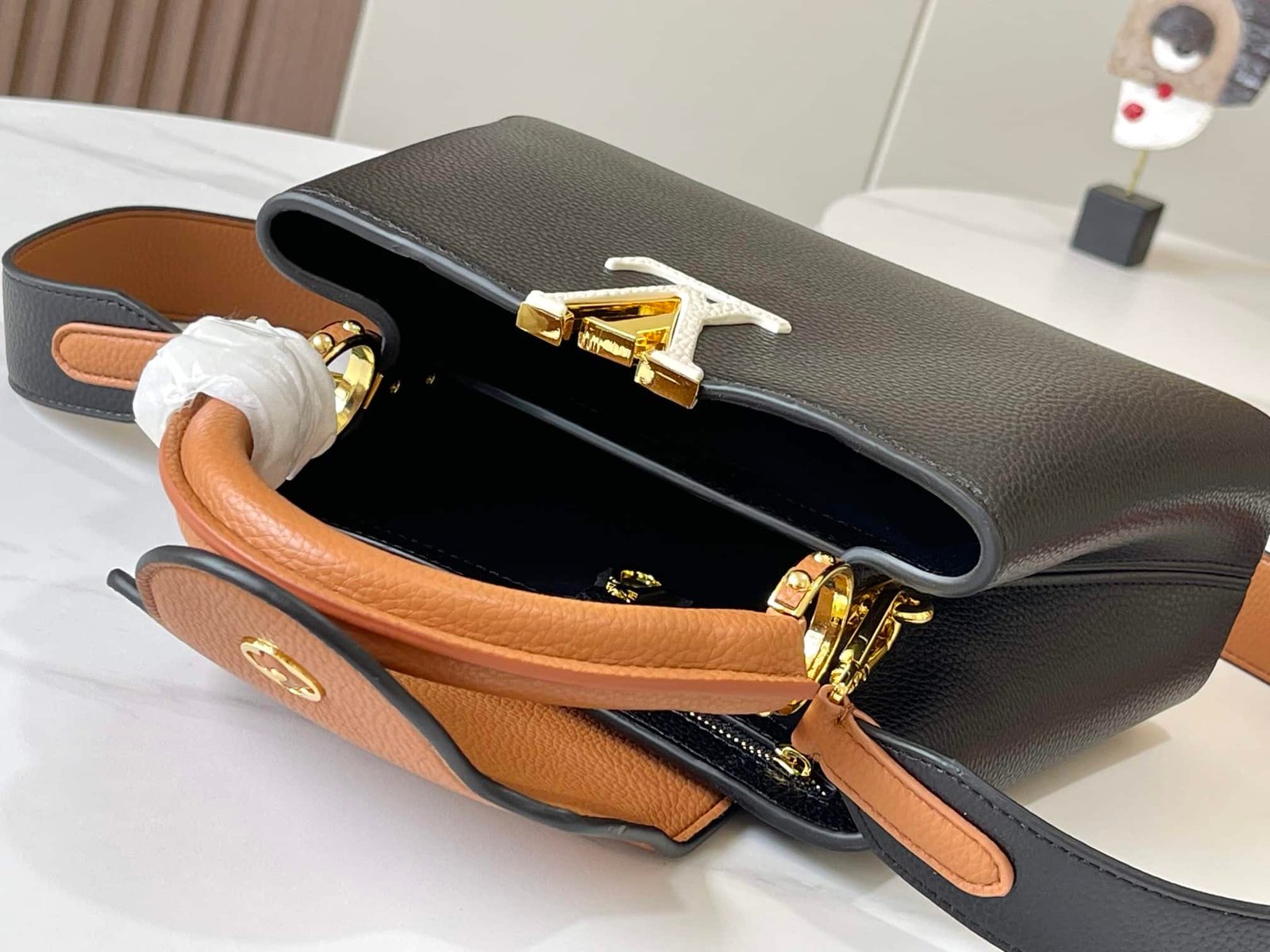 L0vis Vvtt0n Capucines Bb Black Arizona 27Cm M59466