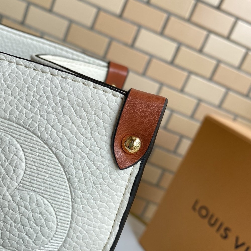 L0vis Vvtt0n Onthego GM White 41Cm M44558