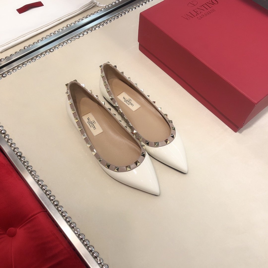 Va1e*ntin0 Patent Rockstud Ballet Flat White
