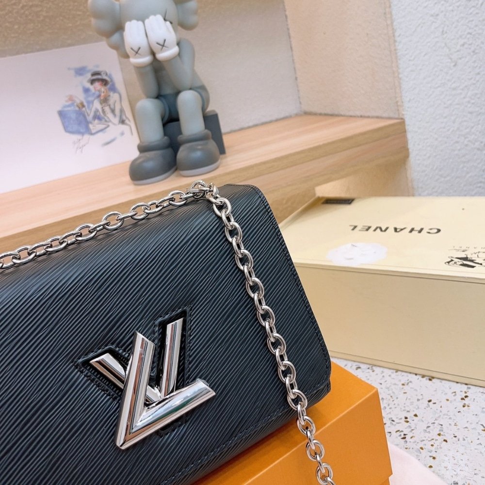 L0vis Vvtt0n Twist Mm Bag Black 23Cm M21110