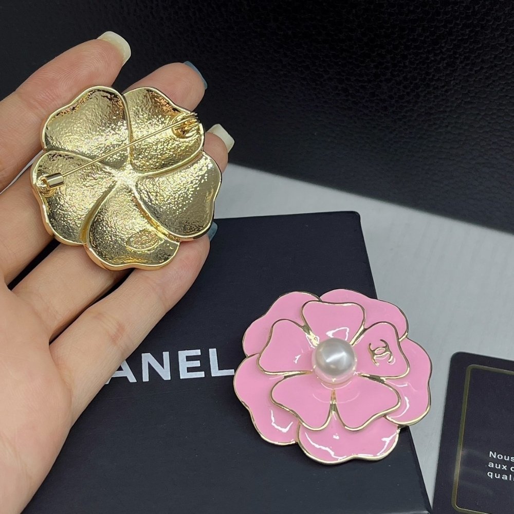 Ch**el Brooch Metal And Resin Gold With Pink Pearly White