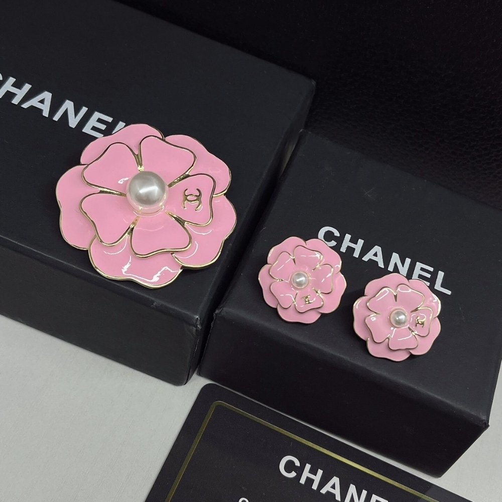 Ch**el Brooch Metal And Resin Gold With Pink Pearly White