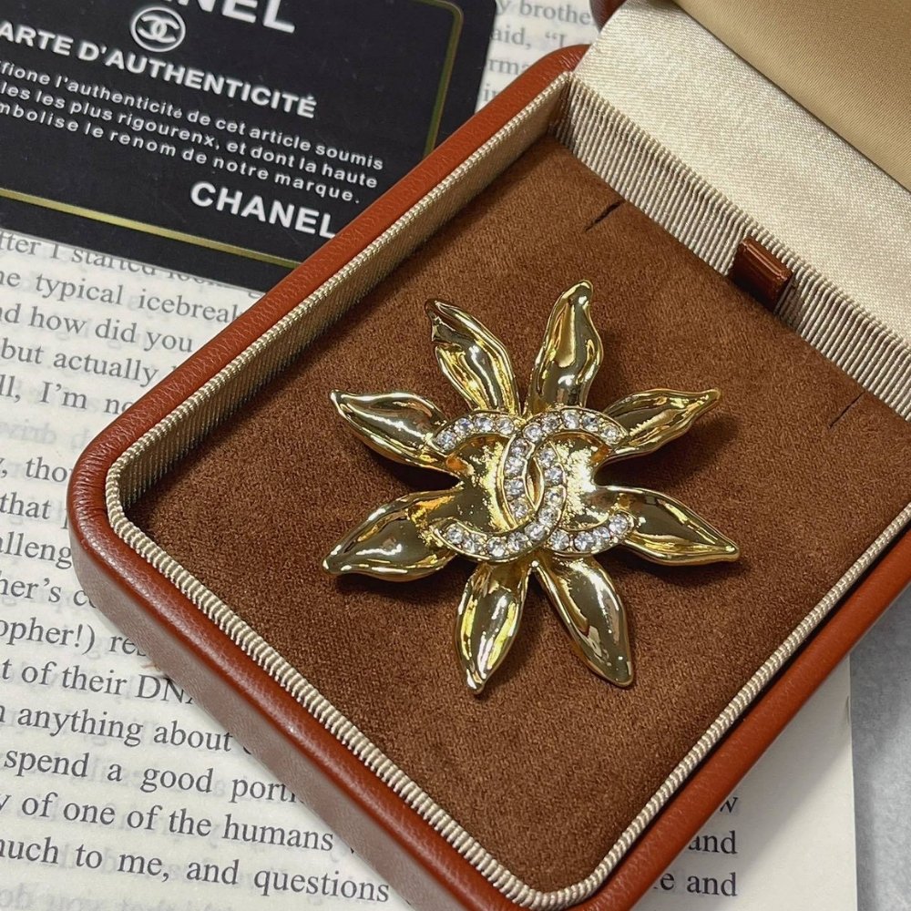 Ch**el Brooch Metal Gold And Crystal