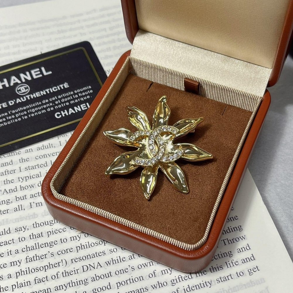Ch**el Brooch Metal Gold And Crystal