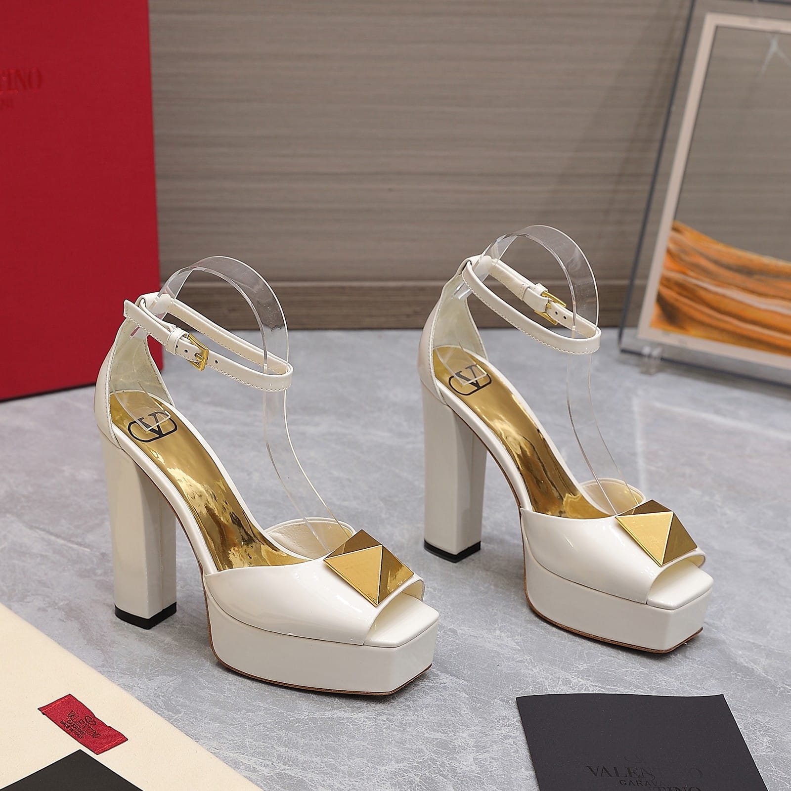 [S*per Vip 1:1] Va1e*ntin0 Garavani Open Toe Pump One Stud Platform Patent Leather White