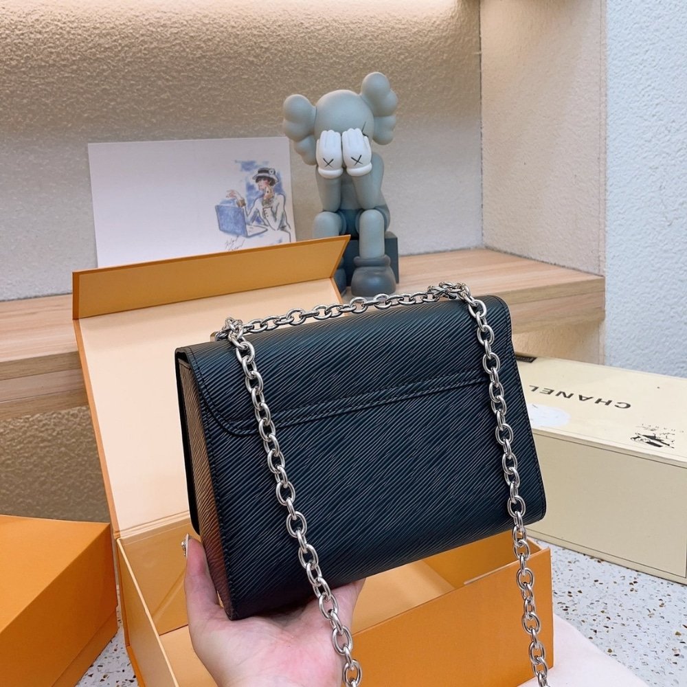 L0vis Vvtt0n Twist Mm Bag Black 23Cm M21110