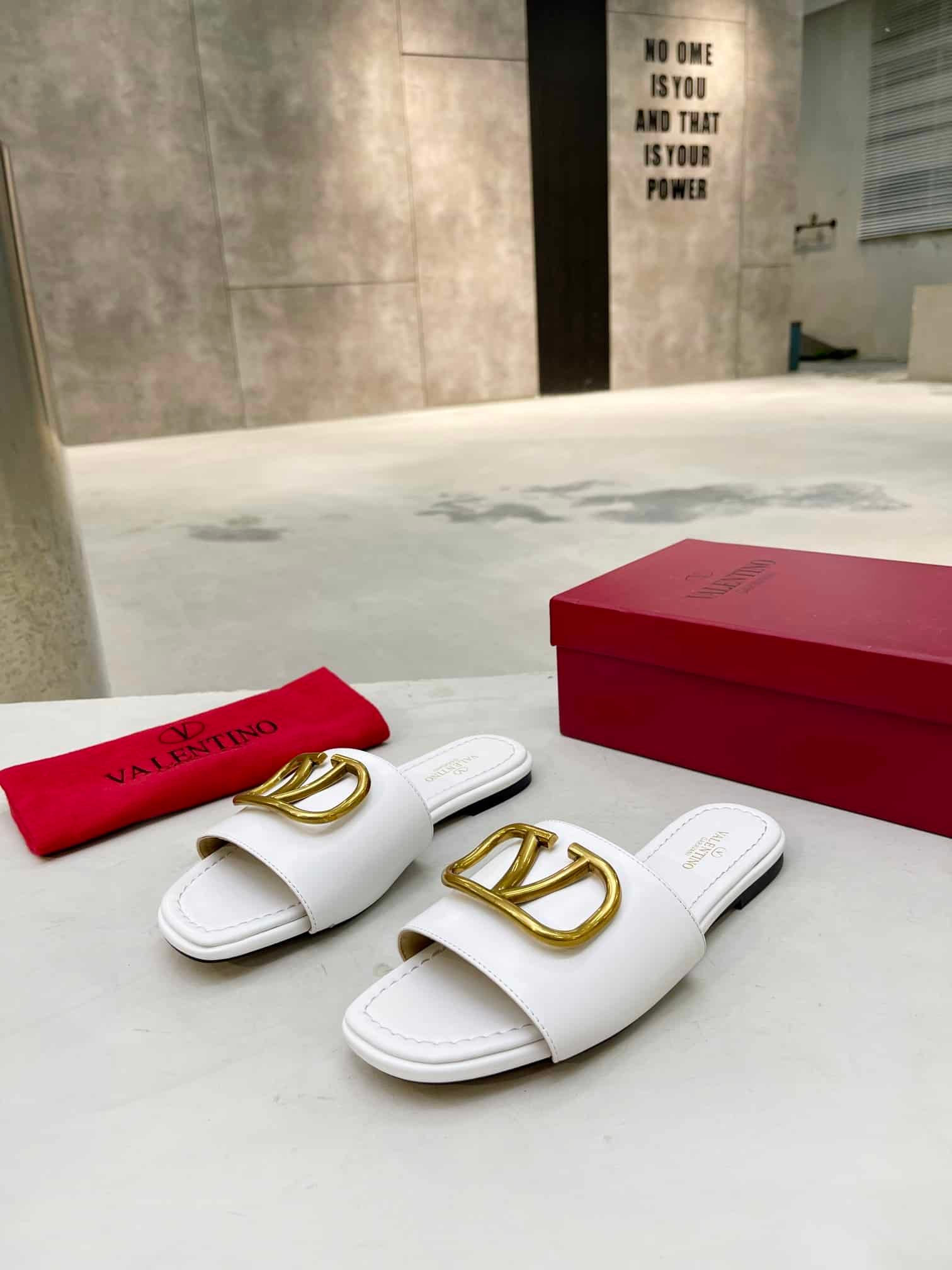 Va1e*ntin0 Garavani Vlogo Signature Slide Sandal White