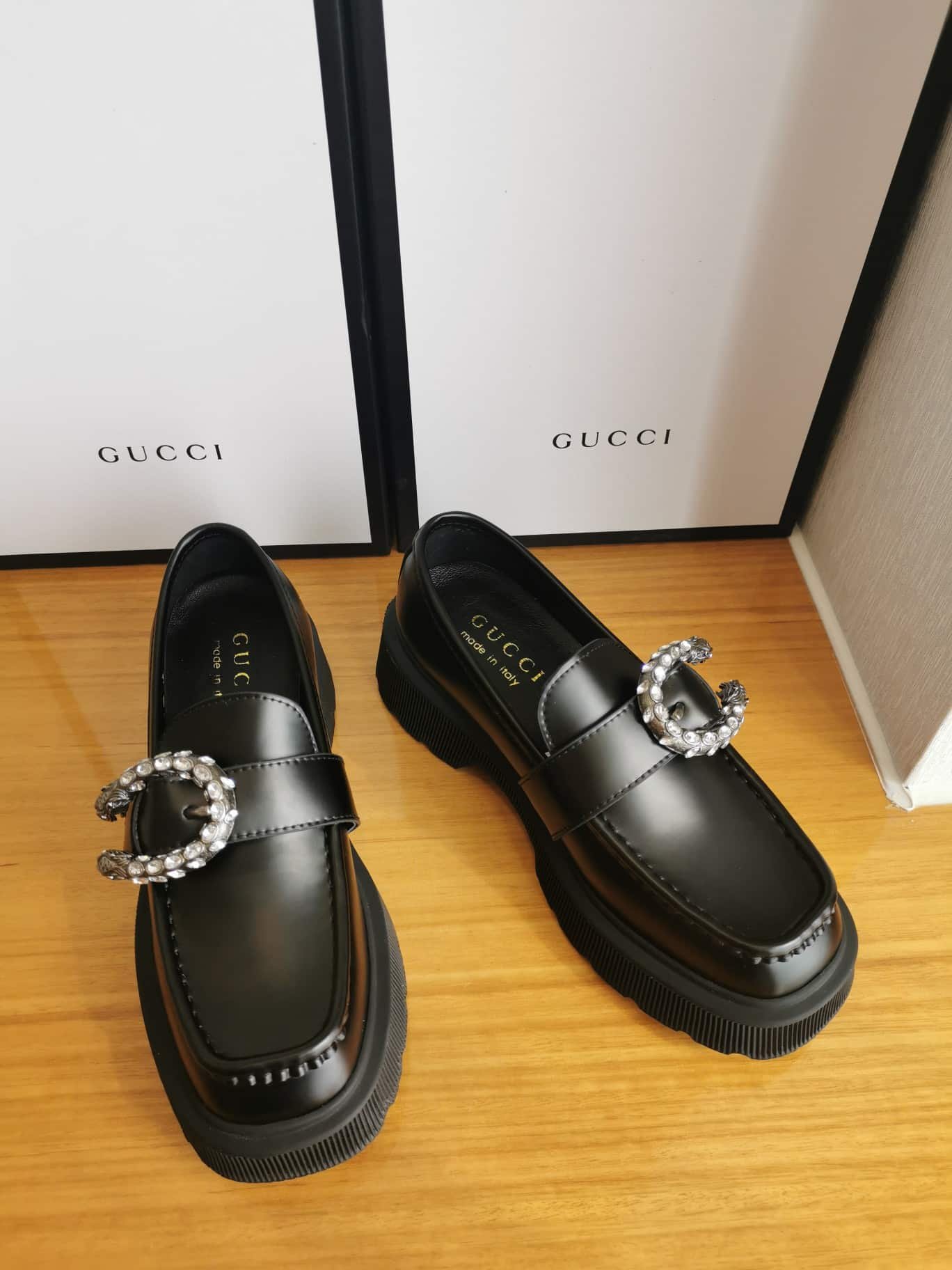 Gvc*1 Women’S Leather Loafers With G Black
