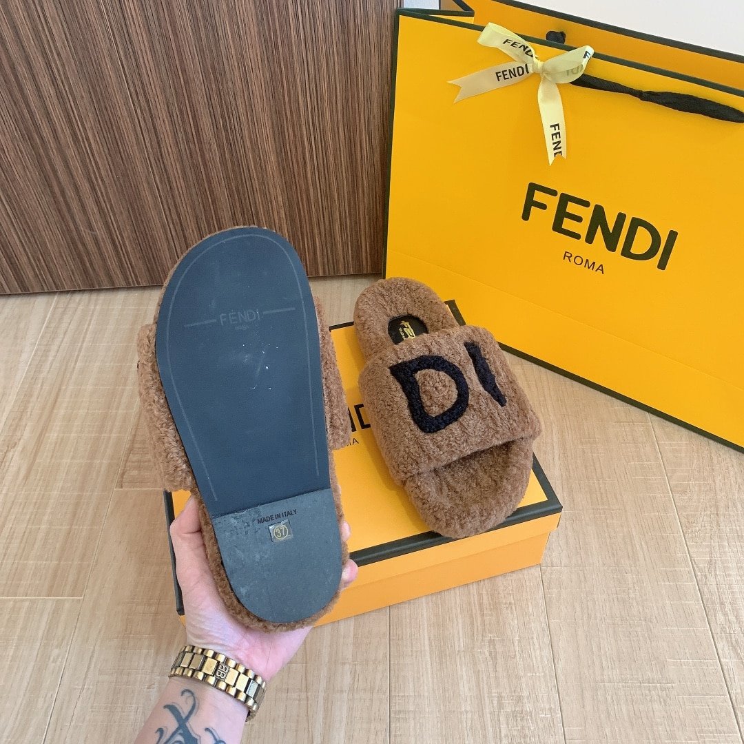 F**di Fleece Slippers Brown