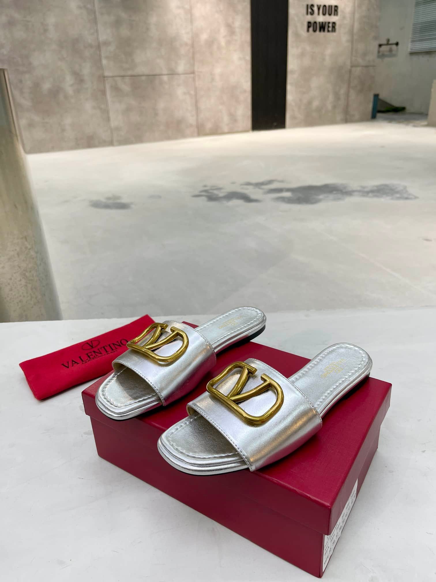 Va1e*ntin0 Garavani Vlogo Signature Slide Sandal Silver