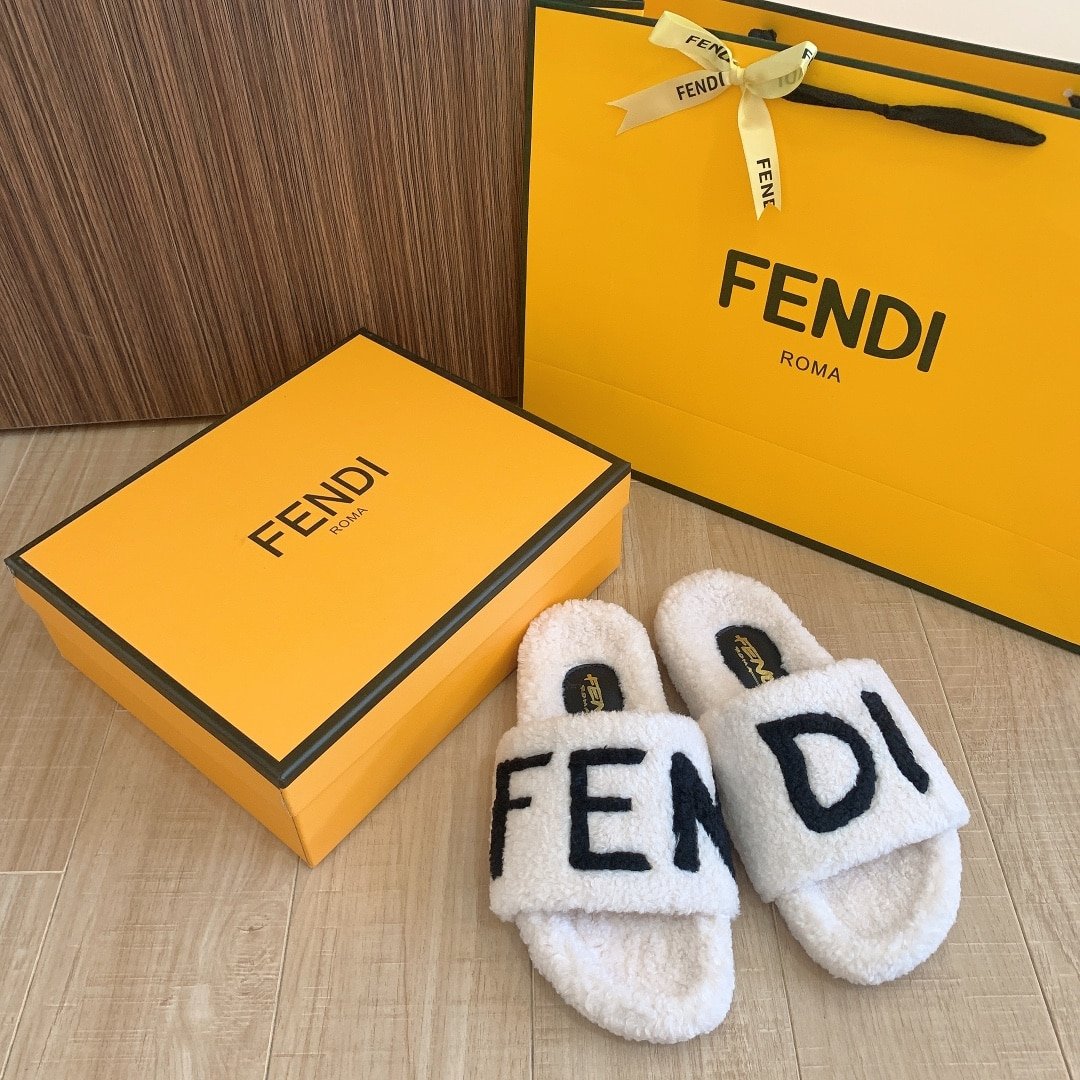 F**di Fleece Black Text Slippers White