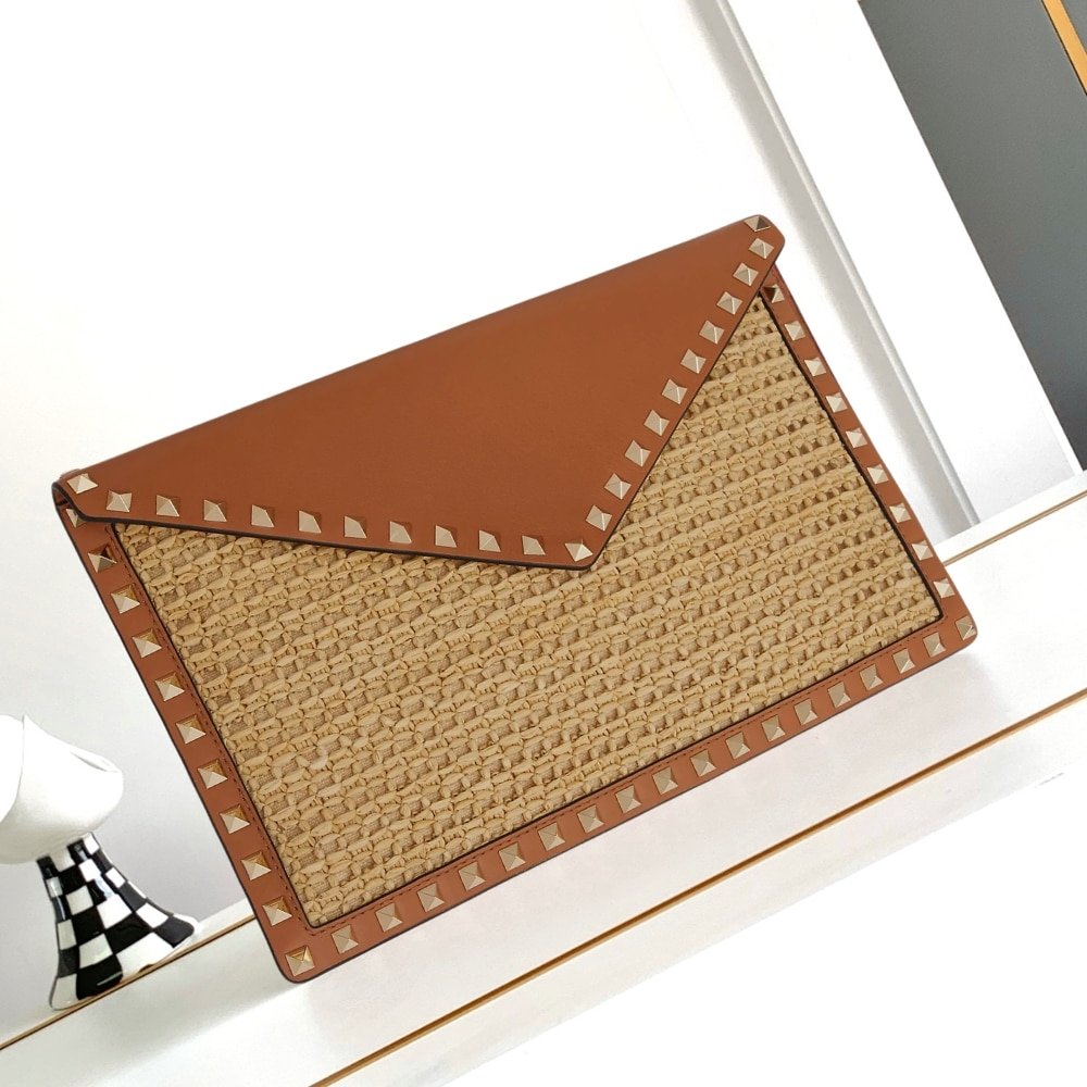 Va1e*ntin0 Garavani Rockstud Raffia Clutch Bag In Brown 28Cm