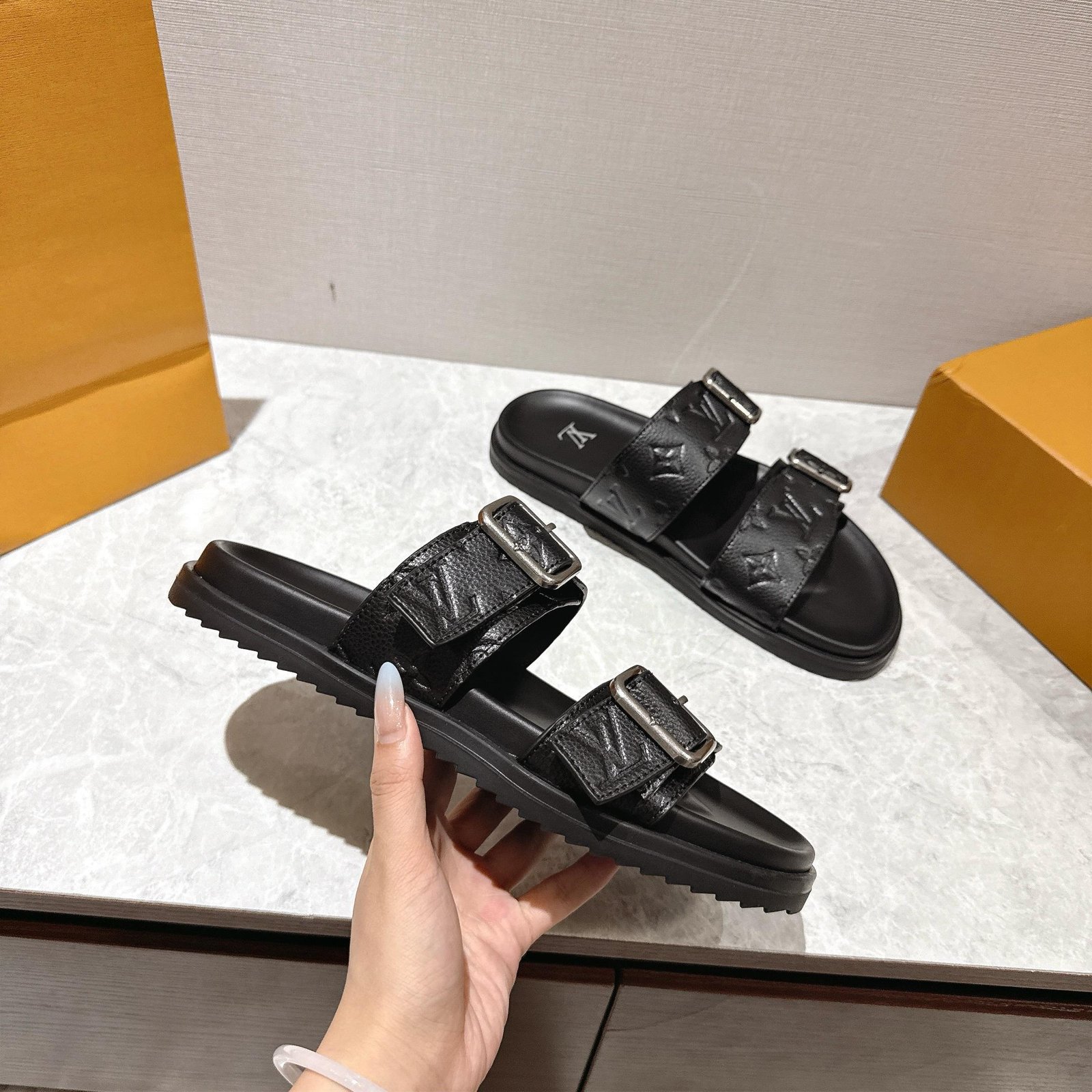 L0vis Vvtt0n LV Venice Mule Black 1AHSJC