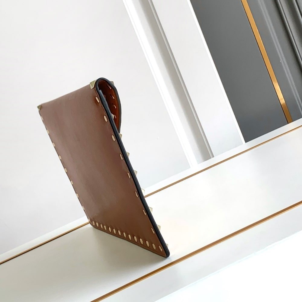 Va1e*ntin0 Garavani Rockstud Raffia Clutch Bag In Brown 28Cm