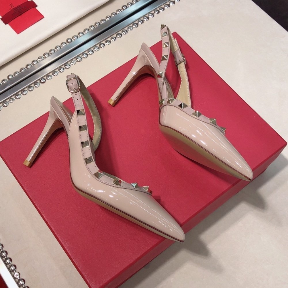 Va1e*ntin0 Garavani Rockstud Patent Leather Strap Pump Beige