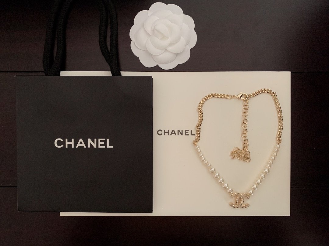 Ch**el Women’S Pearl Necklace And Gold Metal