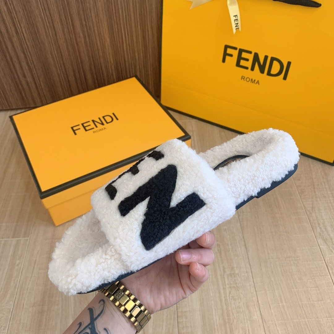 F**di Fleece Black Text Slippers White