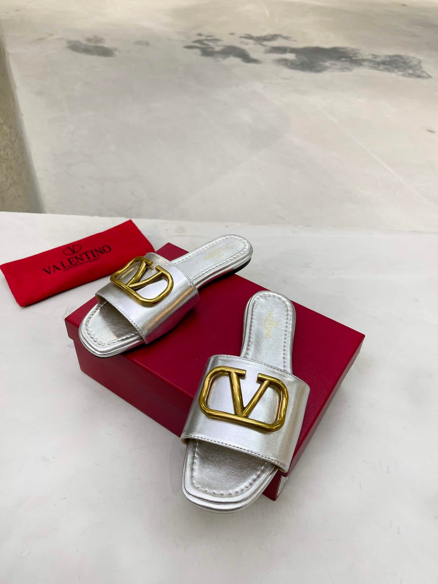 Va1e*ntin0 Garavani Vlogo Signature Slide Sandal Silver