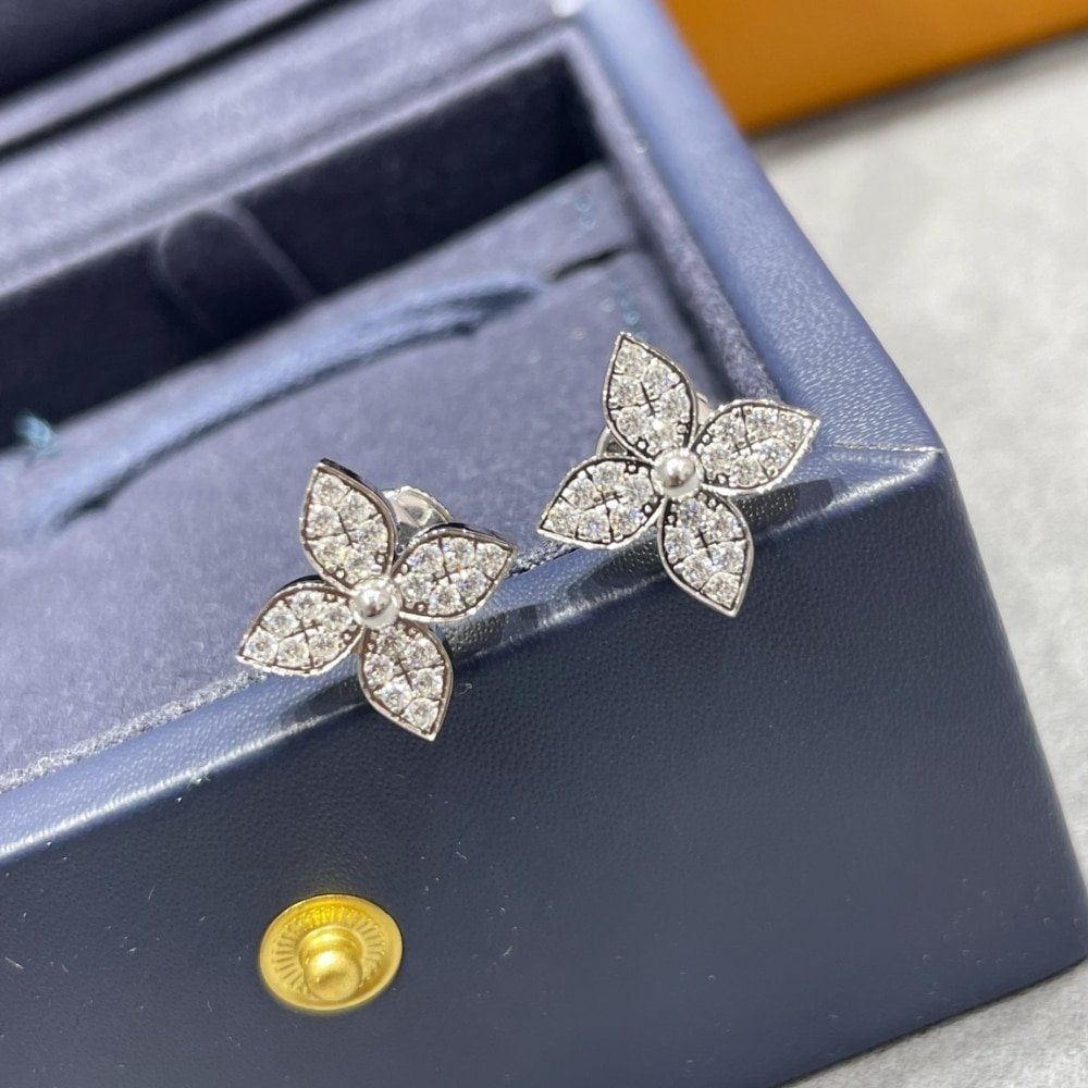 L0vis Vvtt0n Idylle Blossom Stud Earings White Q96966