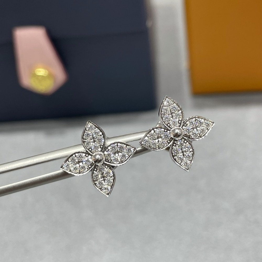 L0vis Vvtt0n Idylle Blossom Stud Earings White Q96966