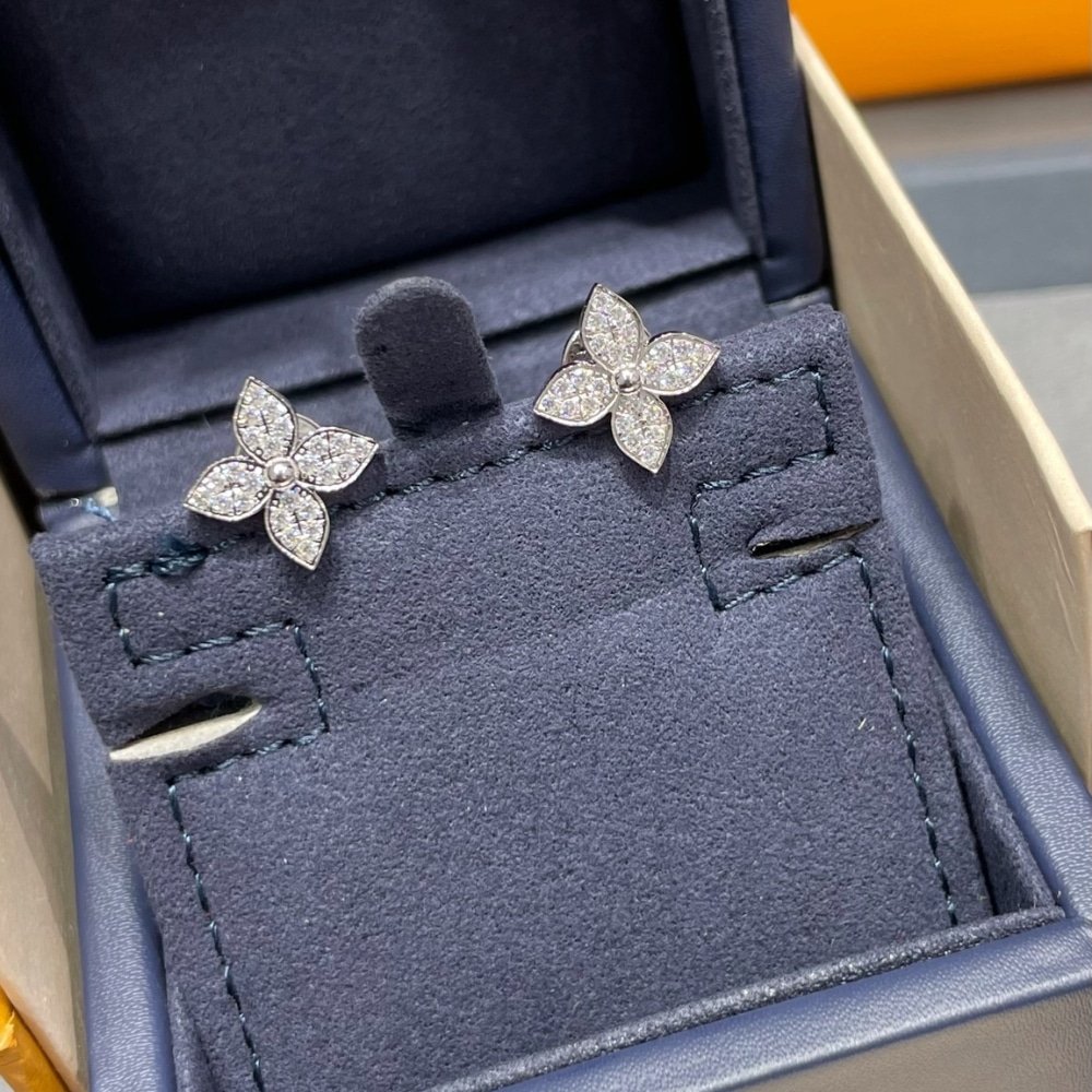 L0vis Vvtt0n Idylle Blossom Stud Earings White Q96966