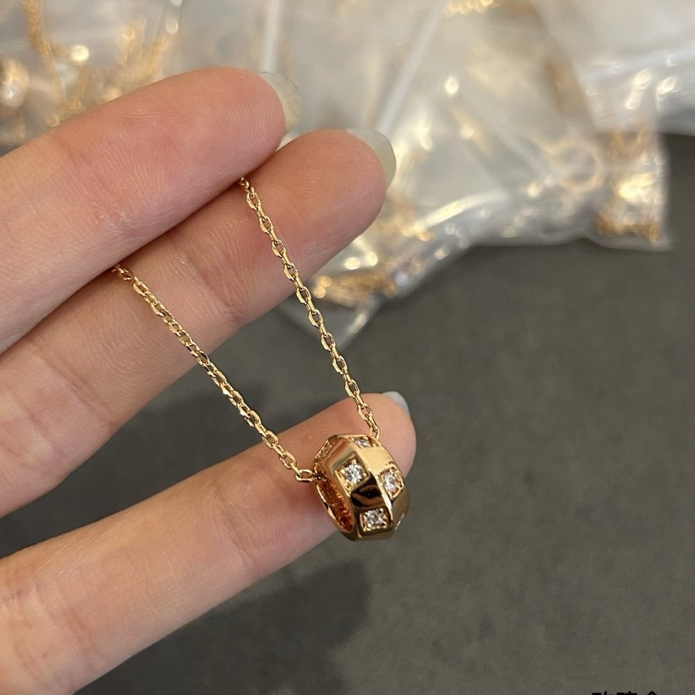 L0vis Vvtt0n Le Damier De Pendant Yellow Gold Q03764