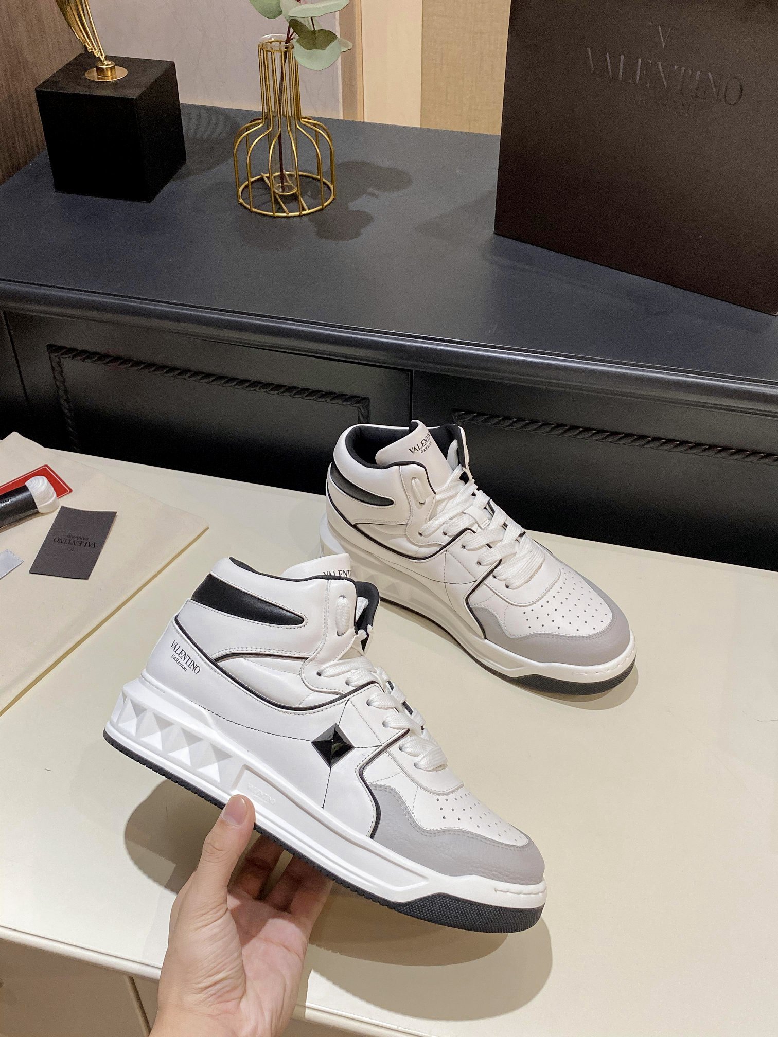 Va1e*ntin0 One Stud Mid-Top Calfskin Sneaker White Ys0E63Nwn 0N2