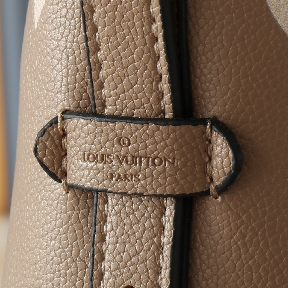 L0vis Vvtt0n Carryall PM Crème Beige 29Cm M47180