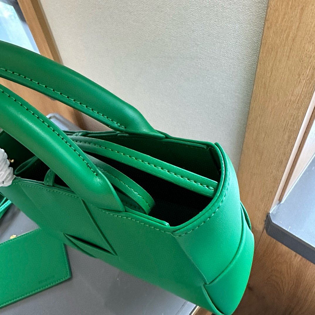 B0tt*ga Ven*ta Small Arco Tote Green 24Cm