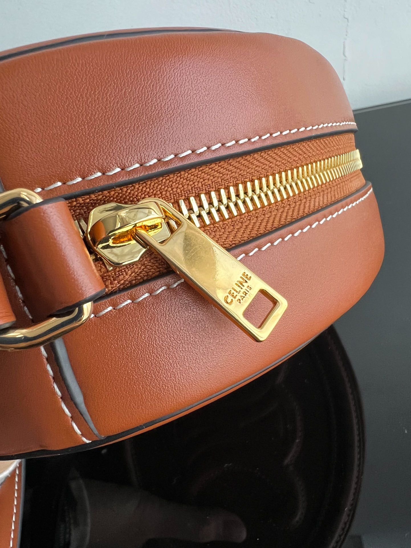 Ce1i*e Crossbody Oval Purse Cuir Triomphe In Smooth Calfskin Tan 10I703Dpq04Lu