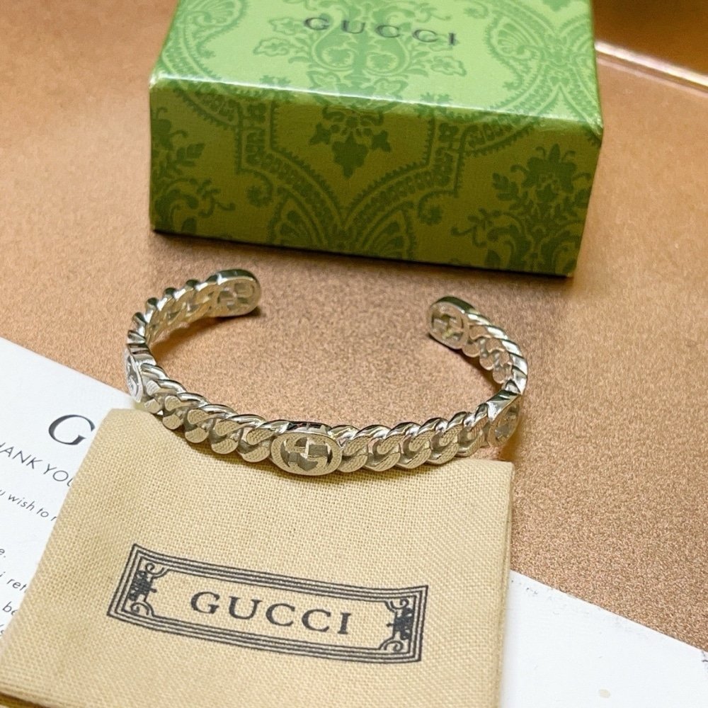 Gvc*1 Silver Interlocking G Cuff Bracelet
