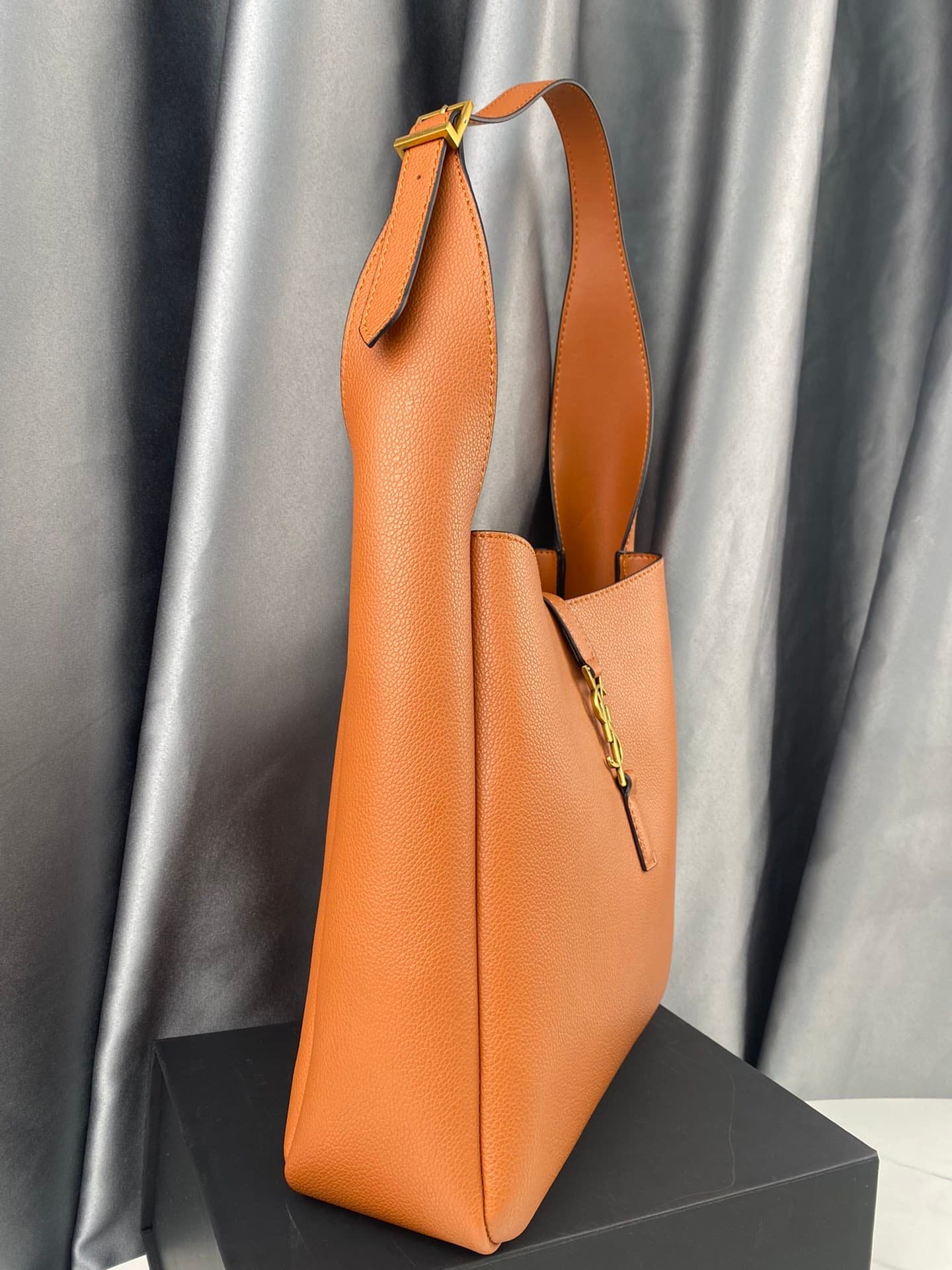 Sa1nt Lau*nt 5 À 7 Soft Small Hobo Bag In Smooth Leather Beige
