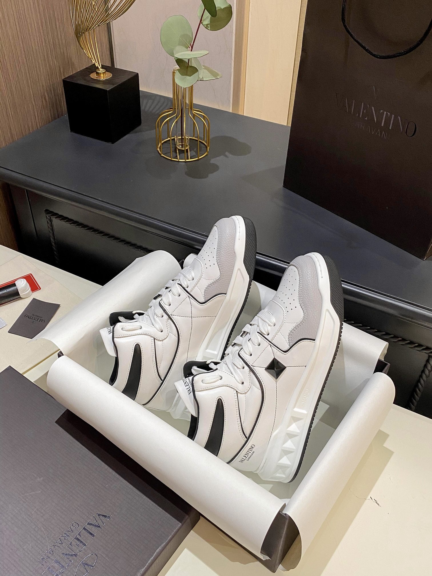 Va1e*ntin0 One Stud Mid-Top Calfskin Sneaker White Ys0E63Nwn 0N2
