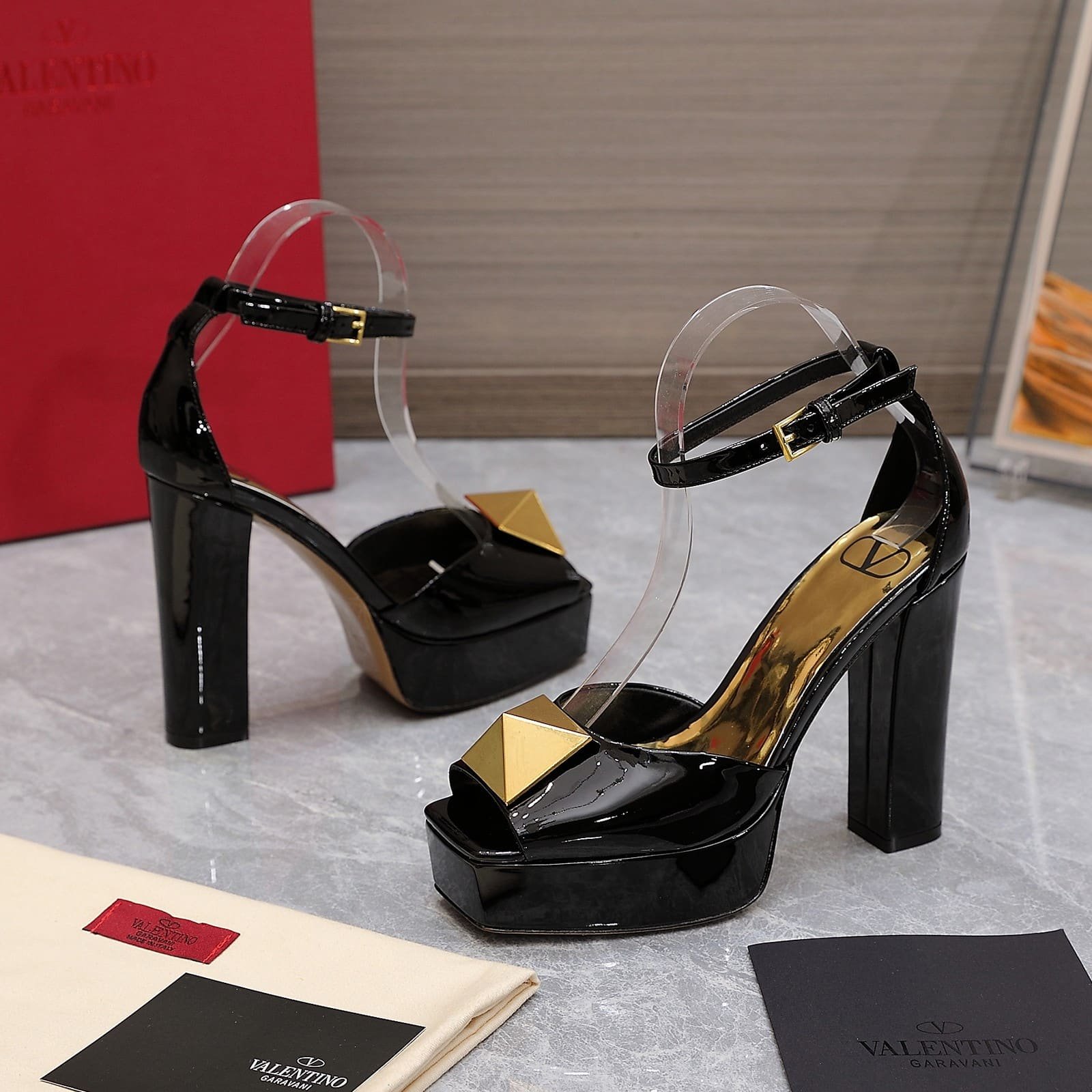 [S*per Vip 1:1] Va1e*ntin0 Garavani Open Toe Pump One Stud Platform Patent Leather Black Zw2S0Ea3Laf 0No