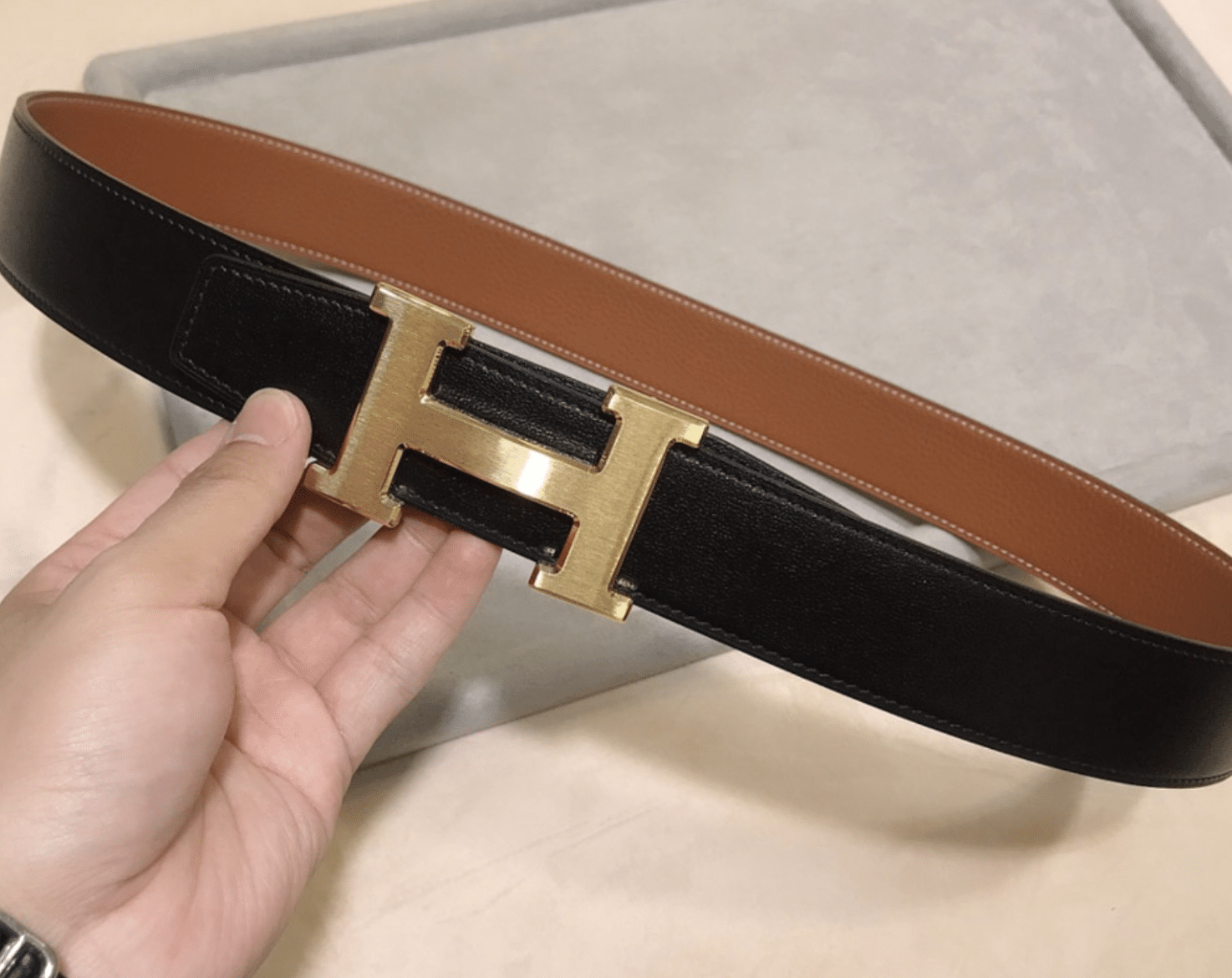 H**me5 H Buckle Black Gold