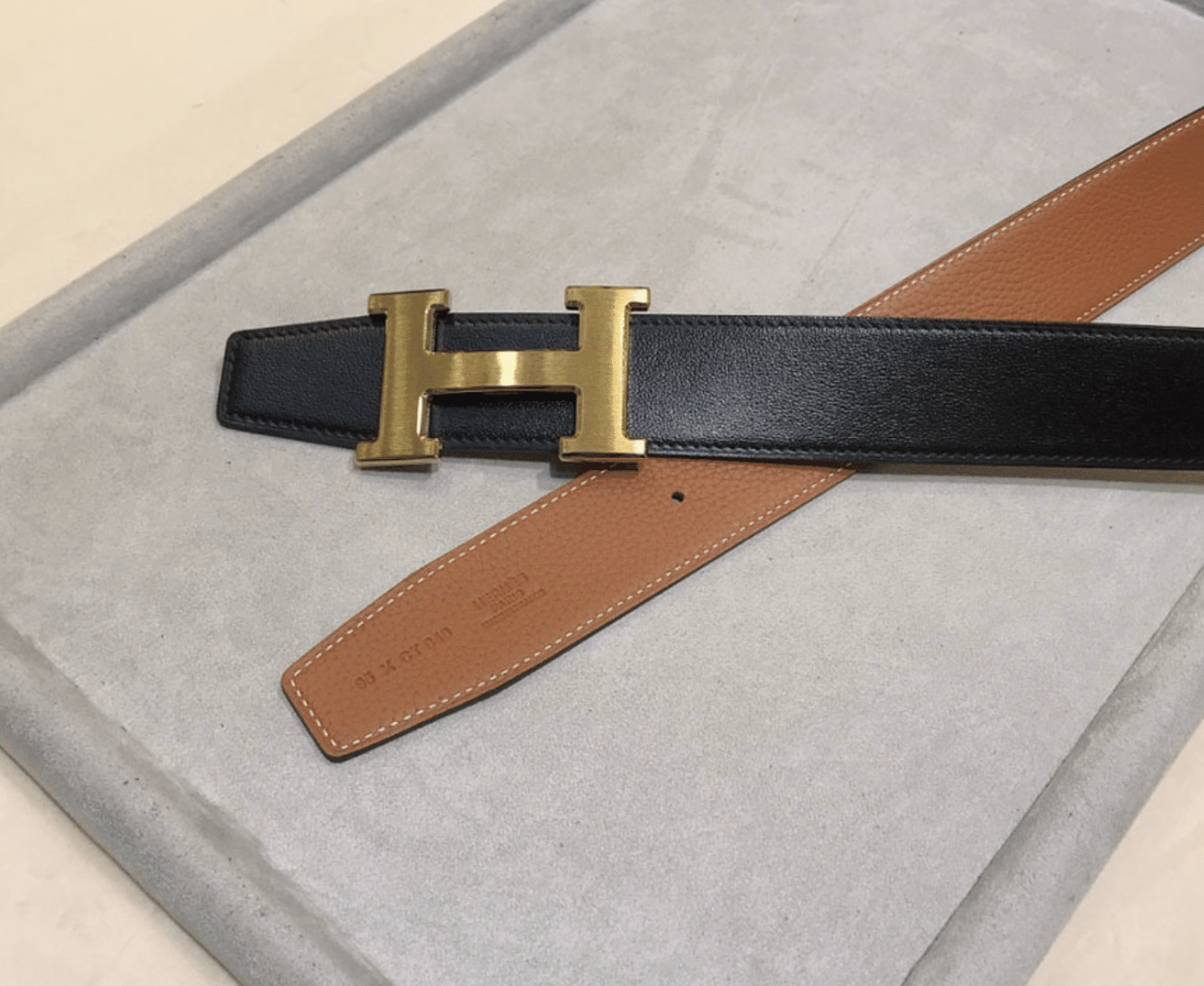 H**me5 H Buckle Black Gold