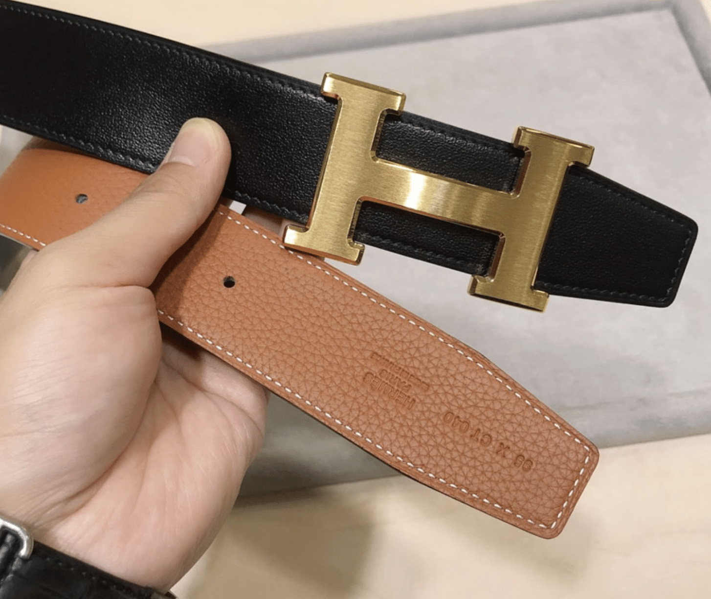 H**me5 H Buckle Black Gold