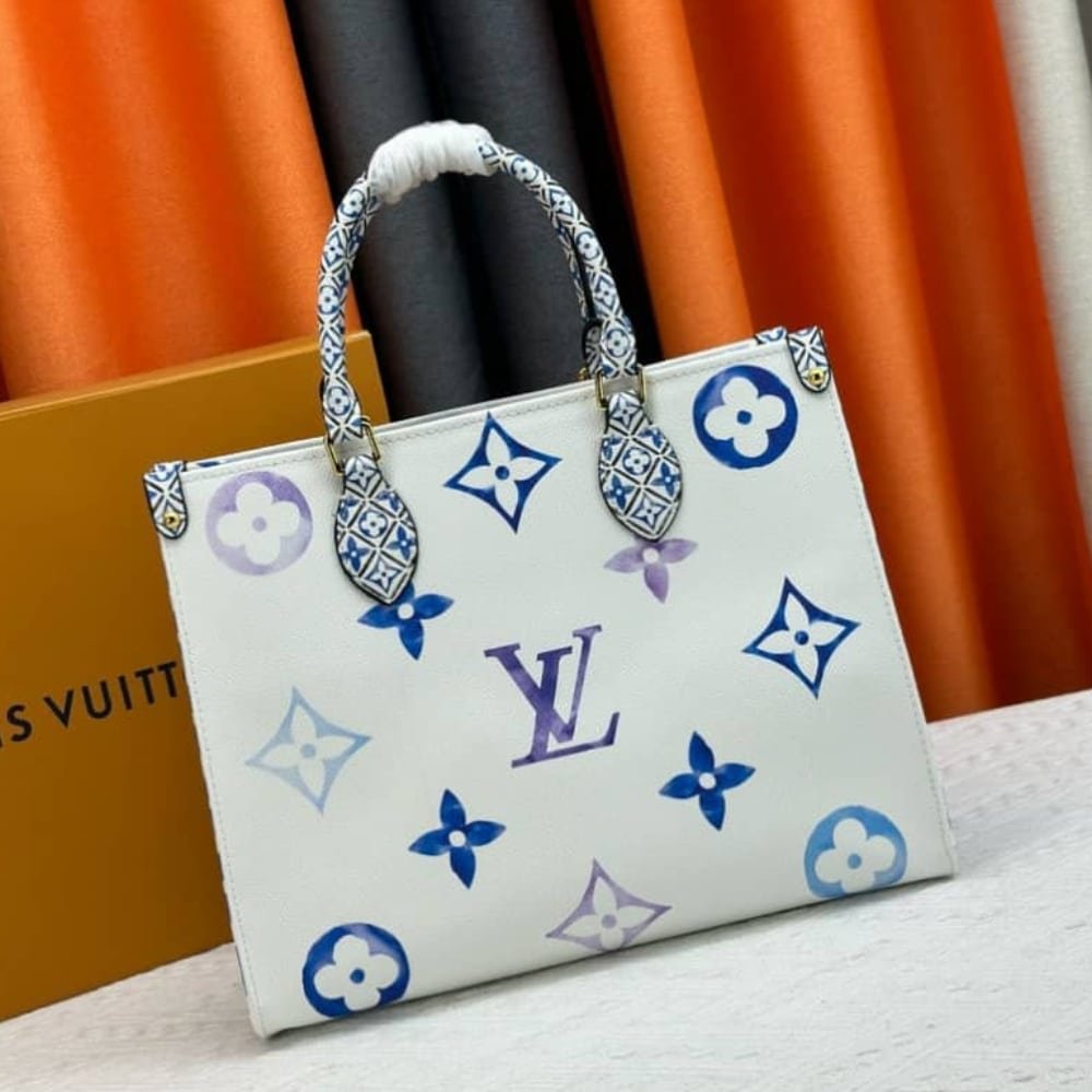 L0vis Vvtt0n By The Pool On The Go PM Tote Bag Blue 34Cm