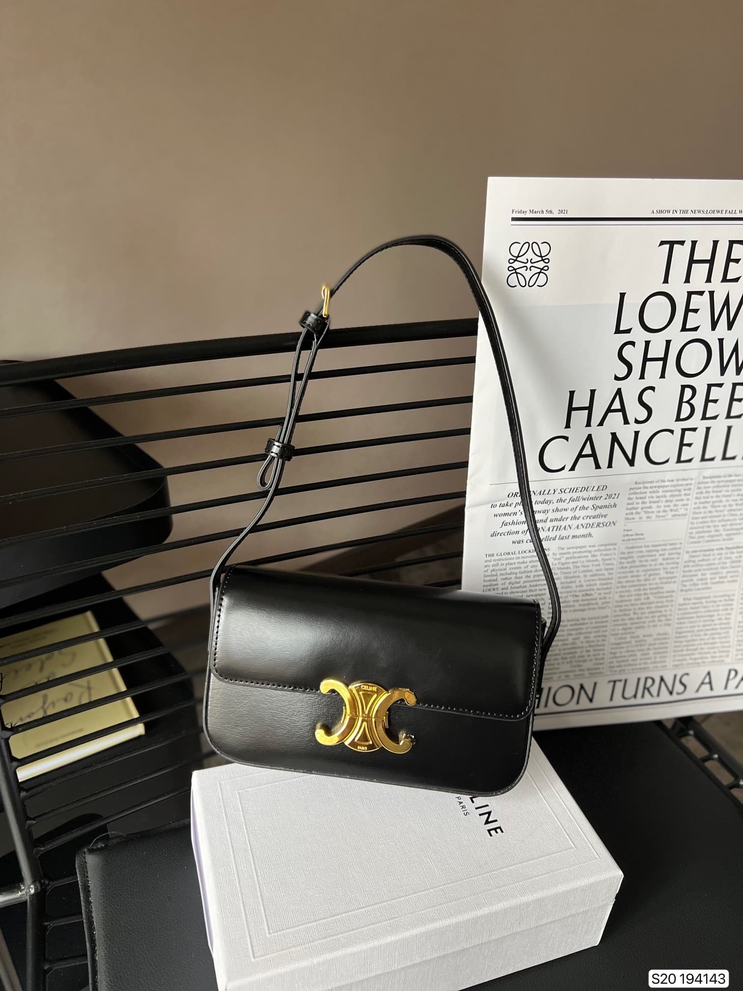 Ce1i*e Shoulder Bag Triomphe In Shiny Calfskin Black 18Cm 194143Bf438No