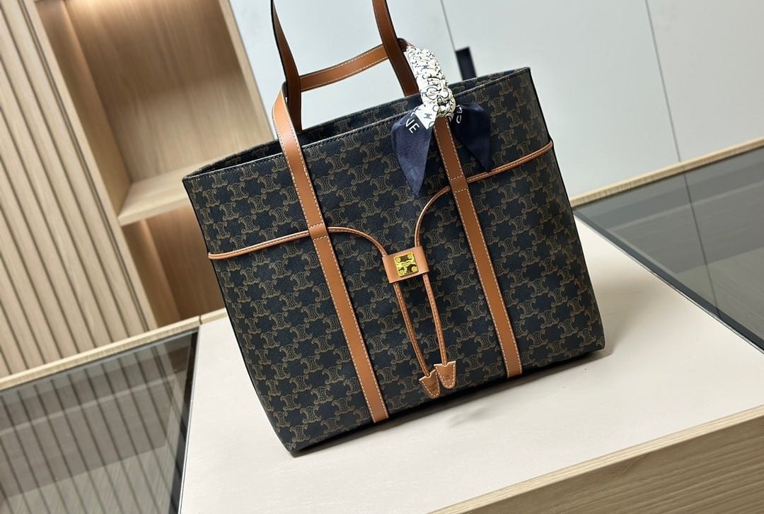 Ce1i*e Cabas Drawstring In Triomphe Canvas And Calfskin Black 36Cm 113722Bzj 04Lu