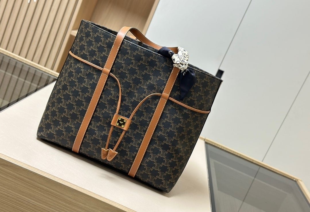 Ce1i*e Cabas Drawstring In Triomphe Canvas And Calfskin Black 36Cm 113722Bzj 04Lu