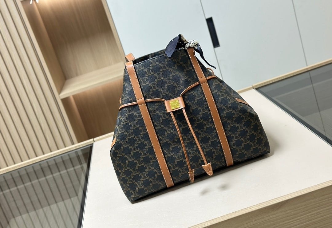 Ce1i*e Cabas Drawstring In Triomphe Canvas And Calfskin Black 36Cm 113722Bzj 04Lu