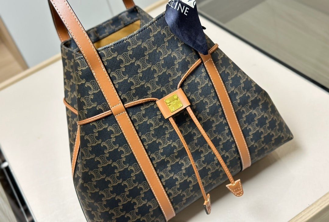 Ce1i*e Cabas Drawstring In Triomphe Canvas And Calfskin Black 36Cm 113722Bzj 04Lu